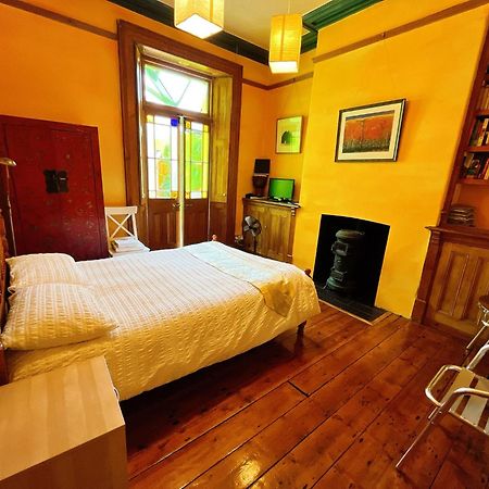 カーディフ Funky Urban Jungle Bed & Breakfast エクステリア 写真
