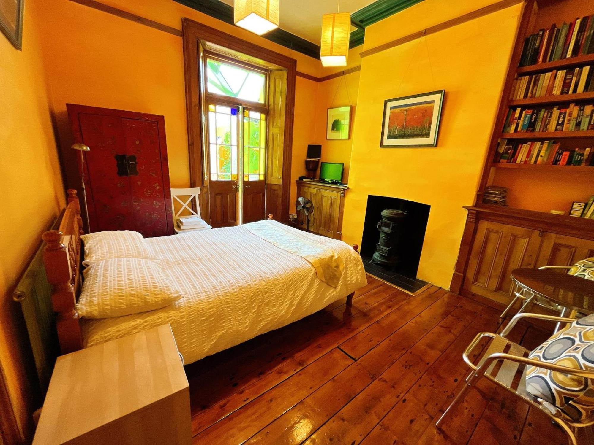 カーディフ Funky Urban Jungle Bed & Breakfast エクステリア 写真