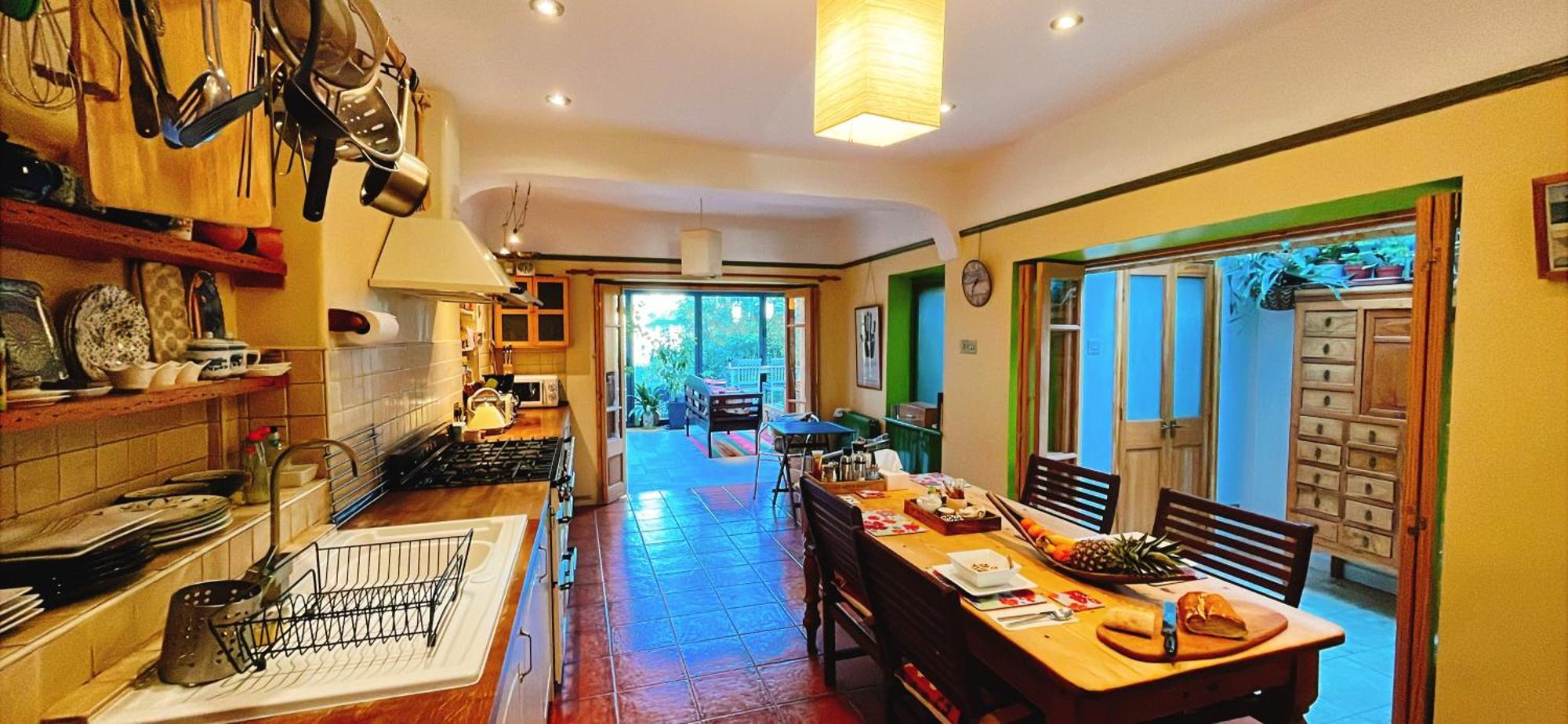 カーディフ Funky Urban Jungle Bed & Breakfast エクステリア 写真